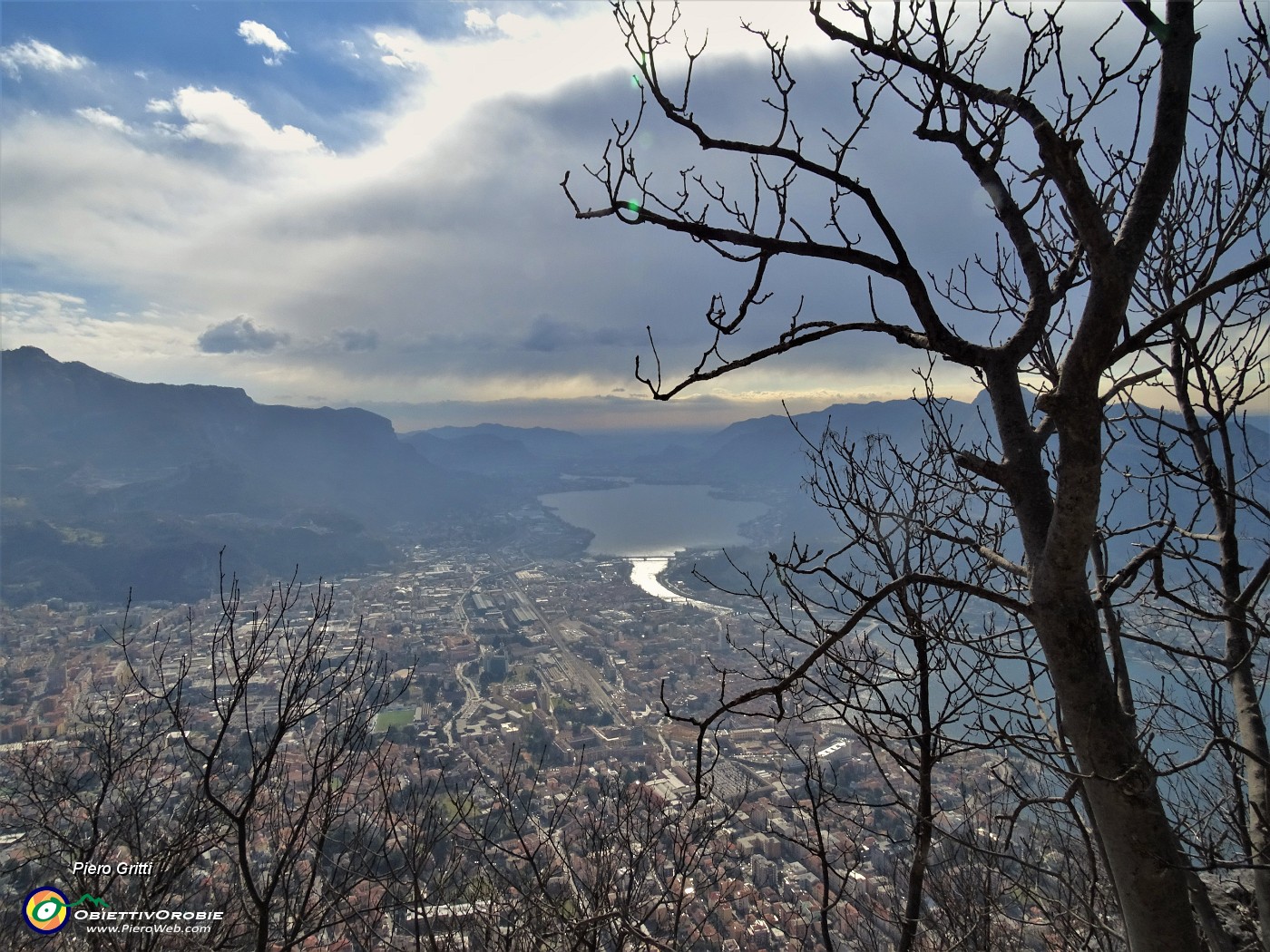 24 Si apre il cielo mentre inizia a spirare vento da nord-ovest...bello il panorama.JPG